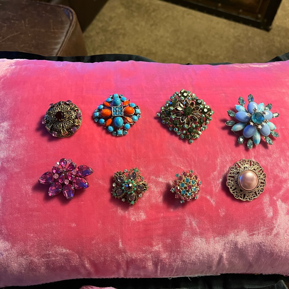 Brooch pins and pendant (lot of 8), Multicolored rhinestones, Perfect condition